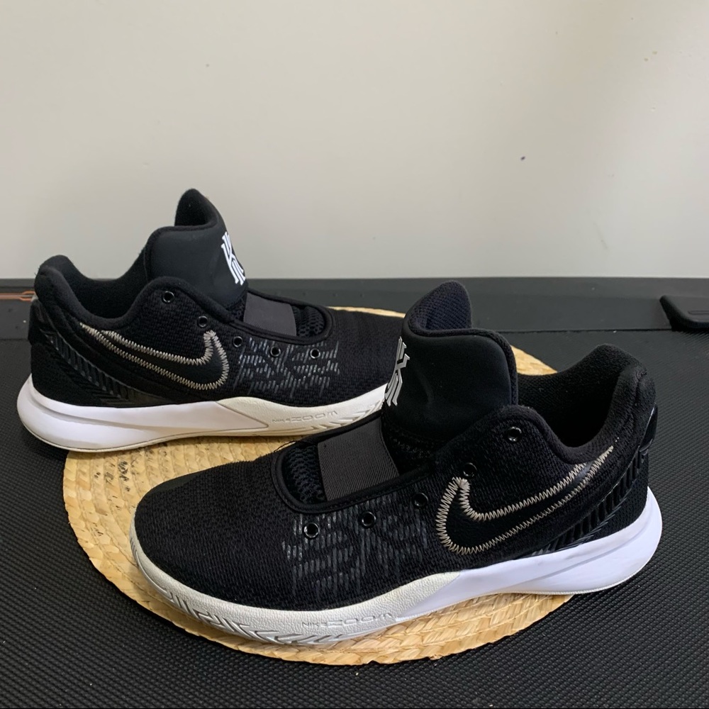 Nike Rare Kyrie Flytrap ll Sneakers Men size 8.5- Women’s Size 10